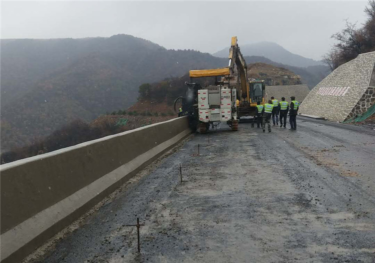 NC1300 Shanxi Jincheng G207 National Highway Crash Barrier Slipform