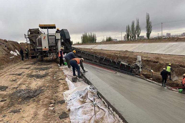 The sliding formwork construction project of NC2100concrete slipformpaver  water conservancy slope protection canal in Inner Mongolia